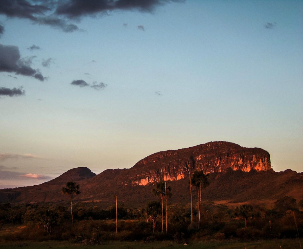 Morro icônico no entardecer dourado