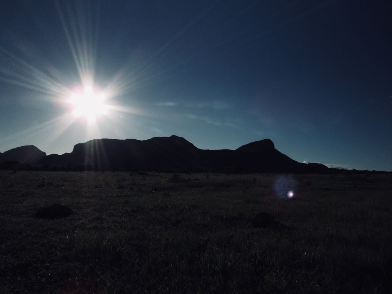 Amanhecer com a serra silhuetada