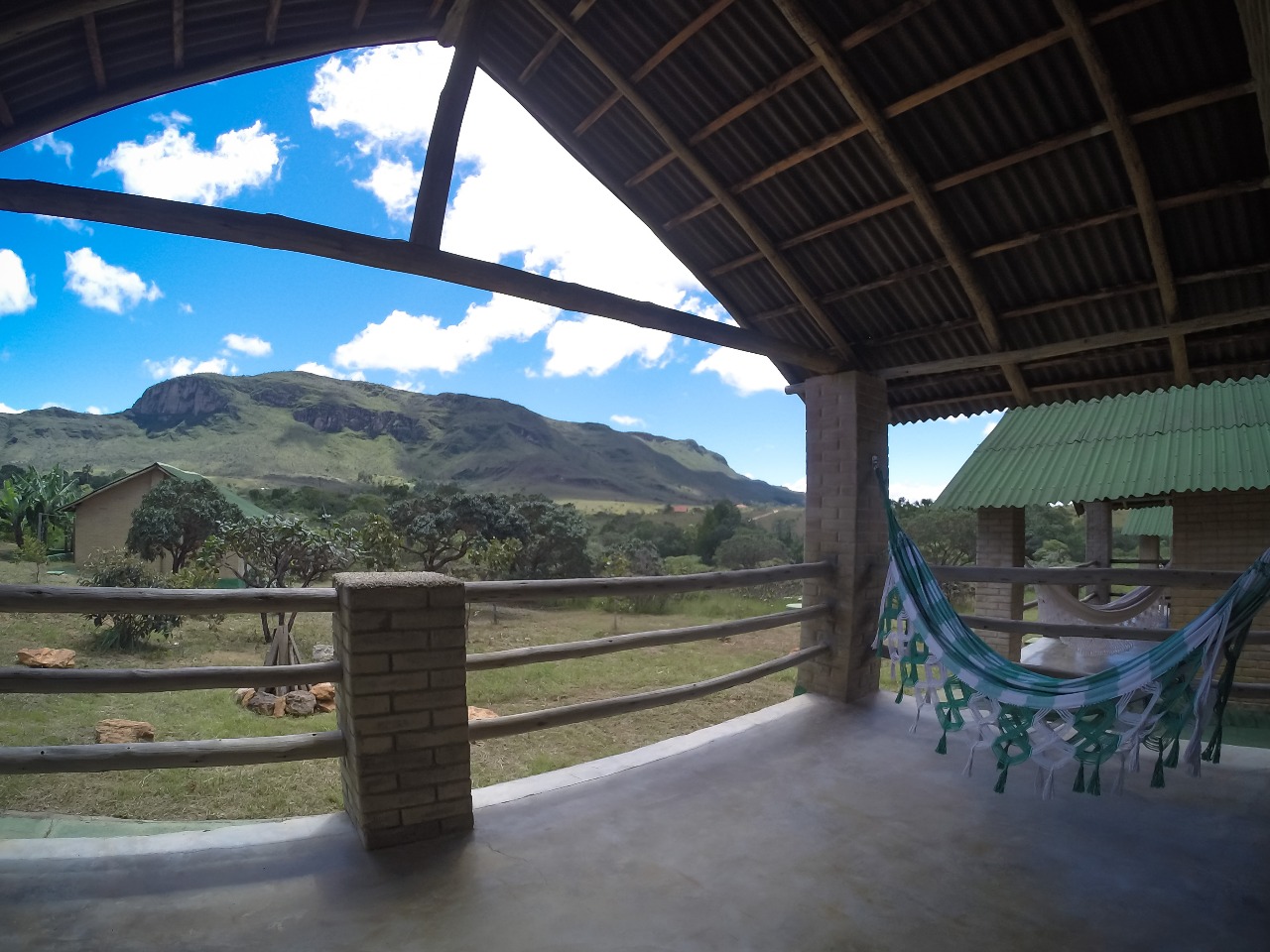 Varanda com redes e vista para a serra