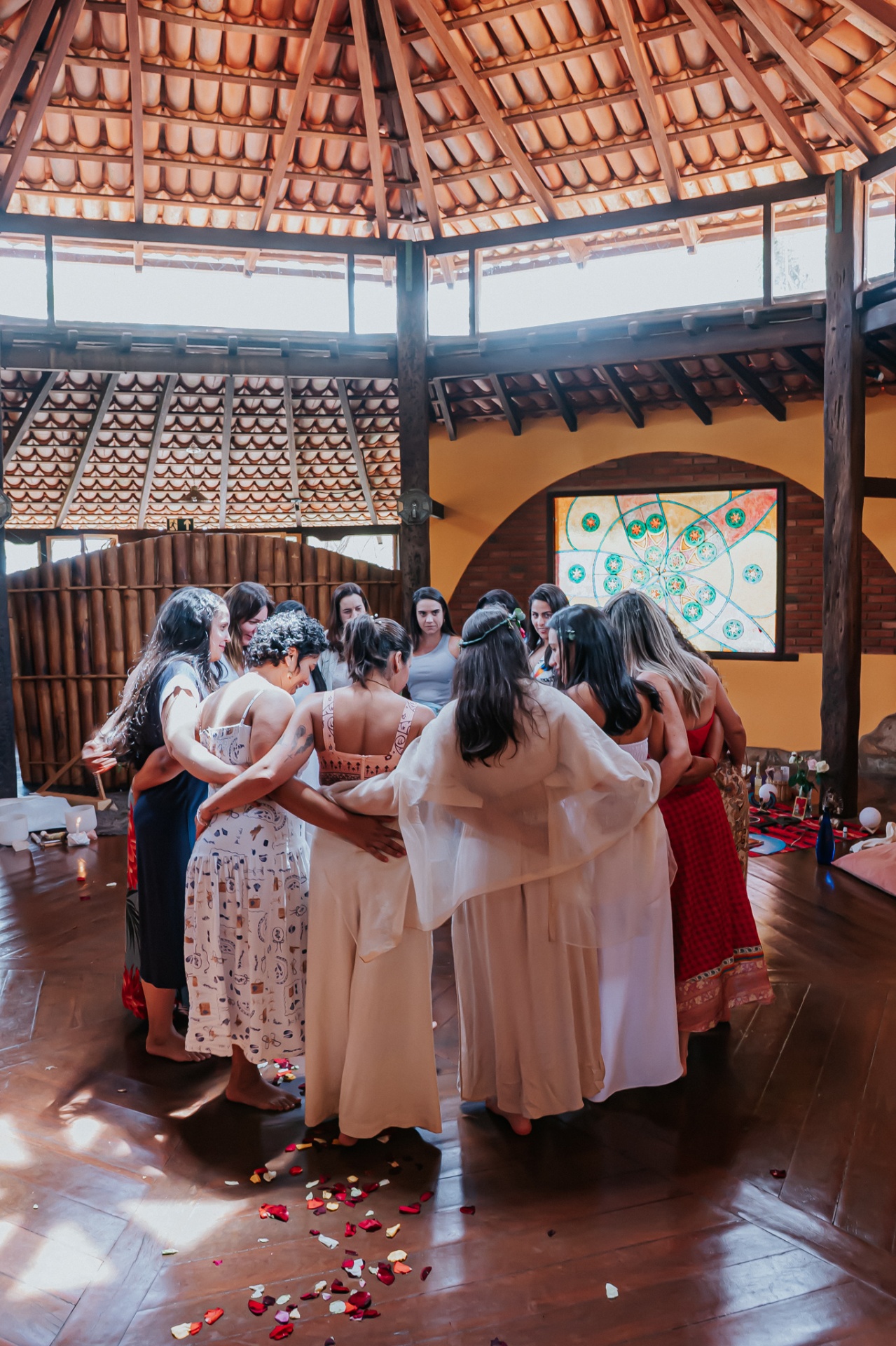Roda de abraços sob a maloca
