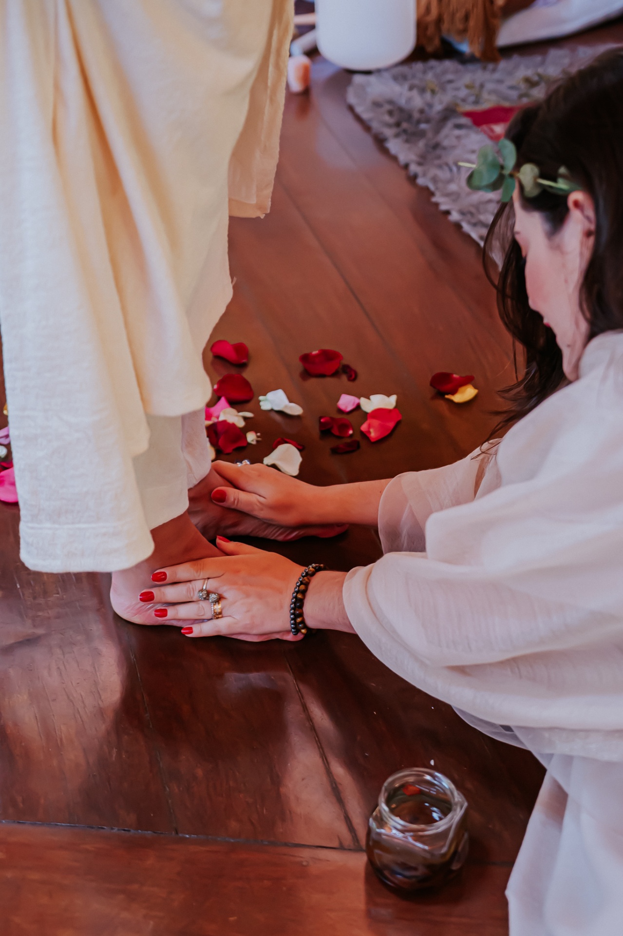 Ritual de unção dos pés com pétalas