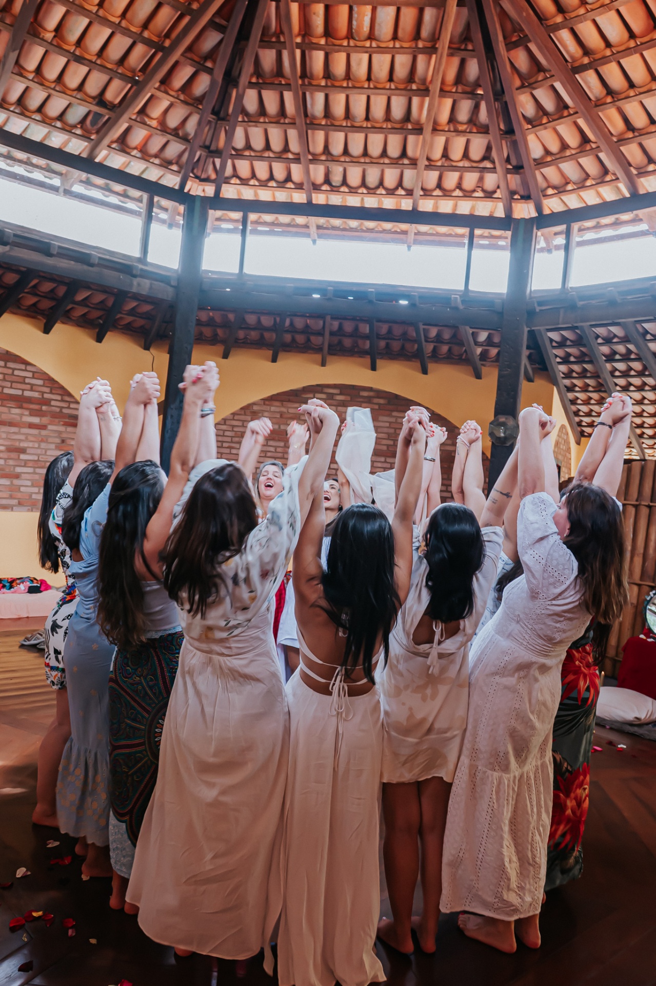 Mãos erguidas celebrando em círculo