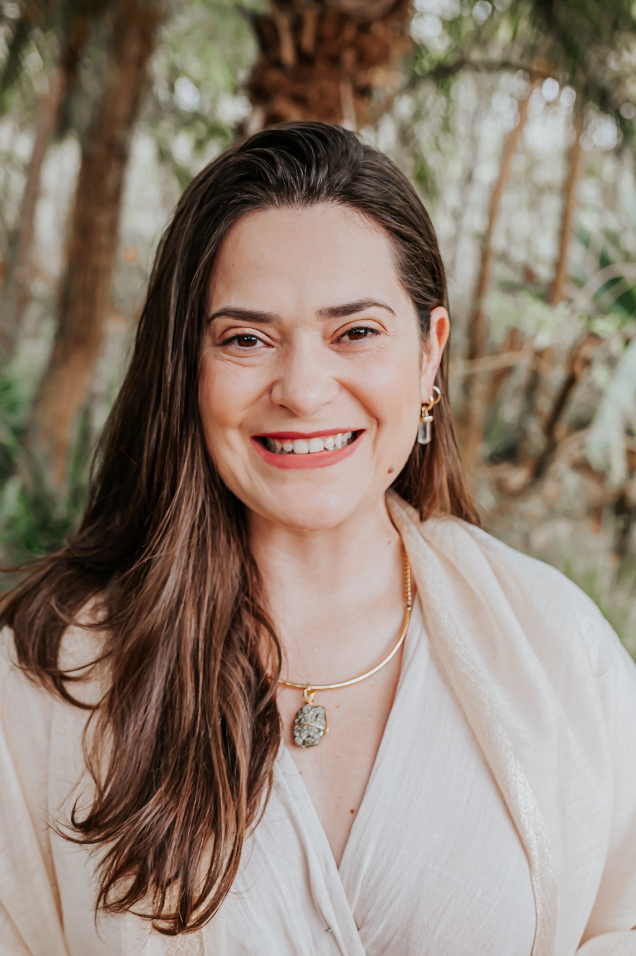 Viviane Moraes — retrato na natureza, vestido terroso, expressão serena e presente